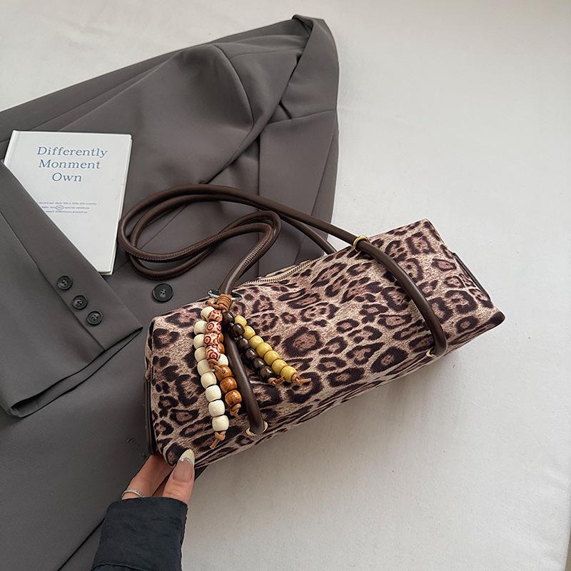 Korean Version of Niche Fashion Bag 2025 New Retro Leopard Print Shoulder Bag Large Capacity Texture Commuter Underarm Bag