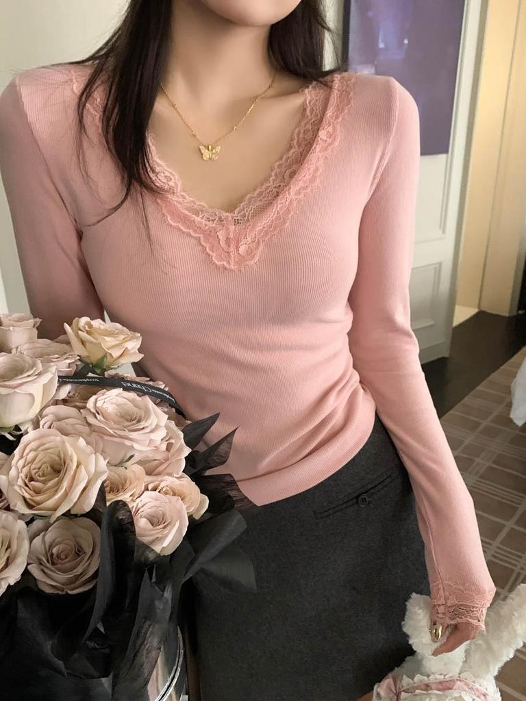 Женская футболка с V-образным вырезом, кружевной отделкой, облегающего кроя, с длинными рукавами и начесом (Коллекция Ранней Осени 2025)