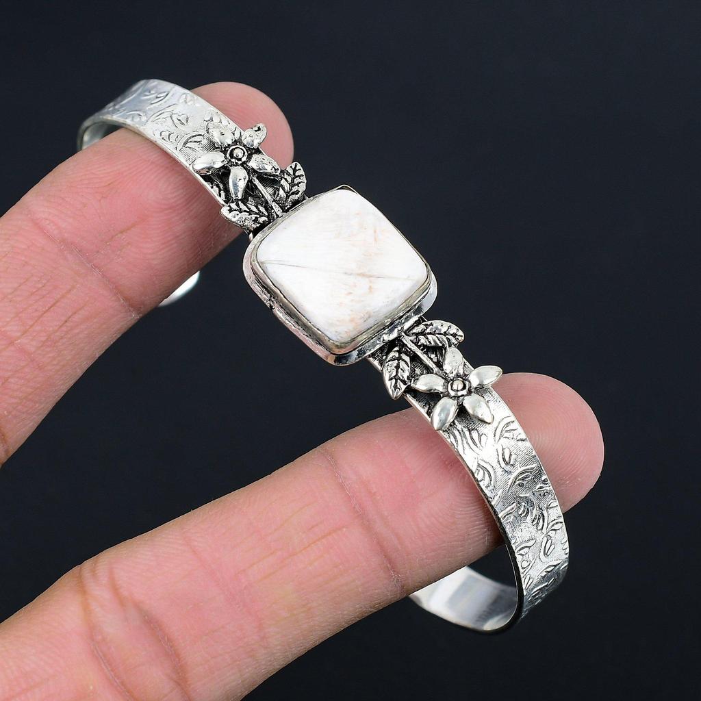 Распродажа ко Дню дочери Браслет-бенгл с камнем сколецит, юбилейный, с цветком, ювелирное изделие из серебра 925 пробы