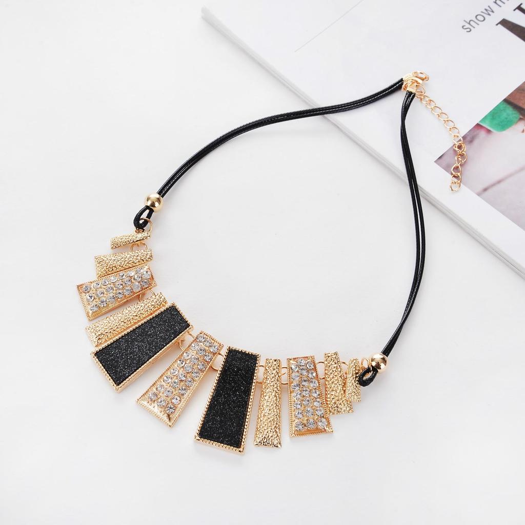 Красочное геометрическое матовое ожерелье в форме веера-трапеции с акцентами из смолы и масляной эмали