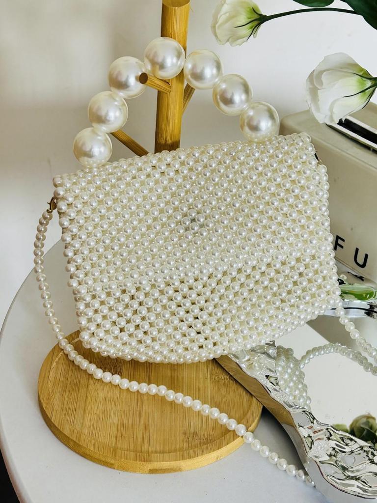 Сумка кроссбоди на одно плечо, украшенная жемчугом: Шикарная женская сумка с плетеным дизайном