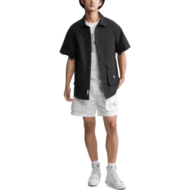 Calvin Klein Сплошной цвет с большим карманом и вышитым логотипом, свободная рубашка с коротким рукавом, мужские топы, черный J323199-BEH