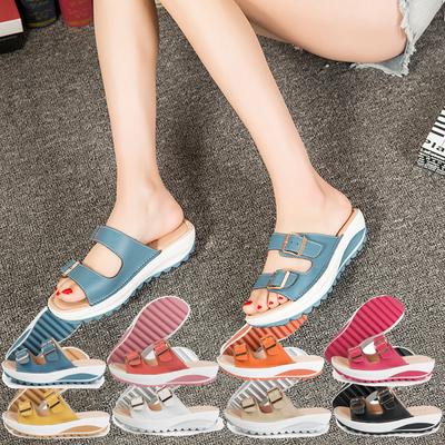 Летние женские босоножки на танкетке с пряжкой на ремне и открытым носком, винтажные нескользящие повседневные женские тапочки, туфли на платформе, женские мокасины