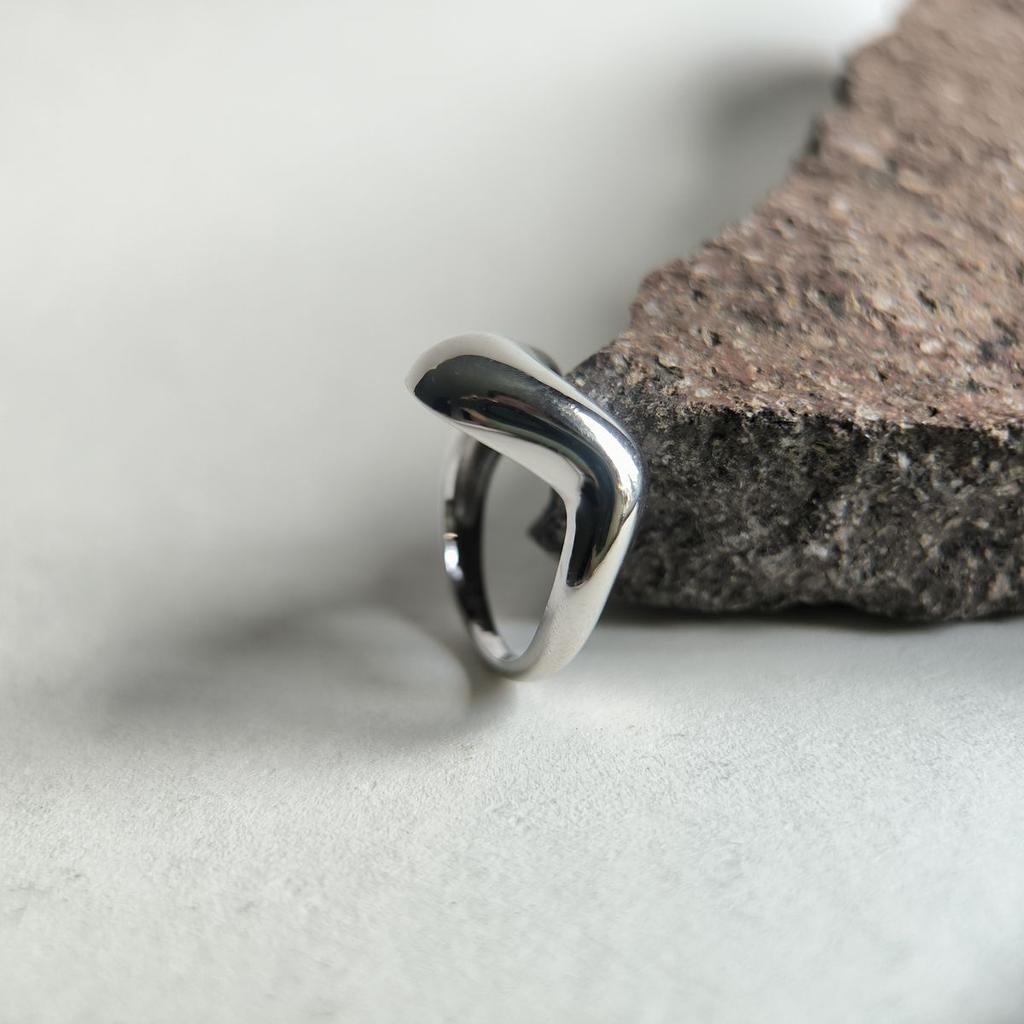 Серебряное кольцо с без камней, вес изделия 3,85 гр (2193425)