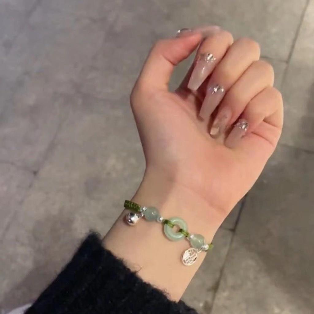 Высококачественный браслет с двойным плетением, подвеской в виде колокольчика удачи и безопасной застежкой. Идеальный подарок для девушки.