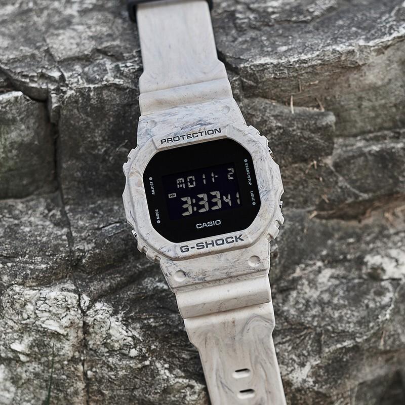 Casio Серия G-SHOCK Квадратный Земляной Цвет Простой Наручные Часы для Активного Отдыха и Спорта Кварцевый Механизм Ремешок из Смолы Японские и Корейские Часы Мужские Часы Черный DW-5600WM-5PRD
