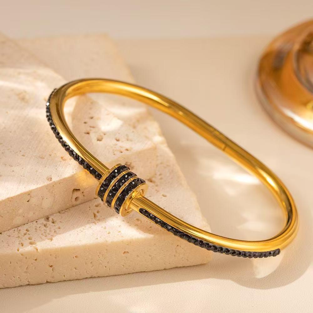 Stainless Steel Women's Bracelet with Diamonds and Four-Leaf Clover Studs - Non-fading, Cross-border Design.