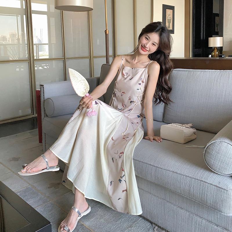 Платье с подтяжками и принтом «бабочки» — летняя коллекция 2024 г., облегающий крой, стиль «сладкий чайный перерыв».