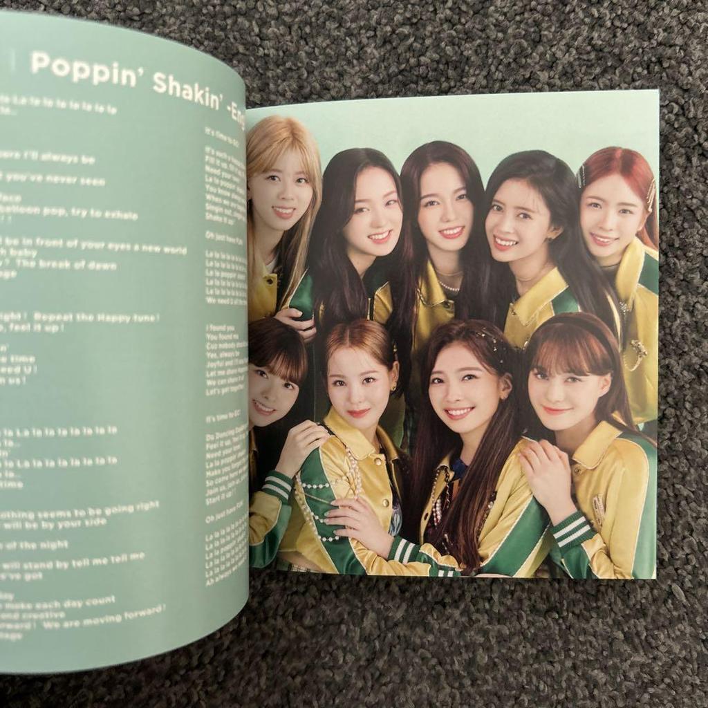 [USED] U NiziU Album