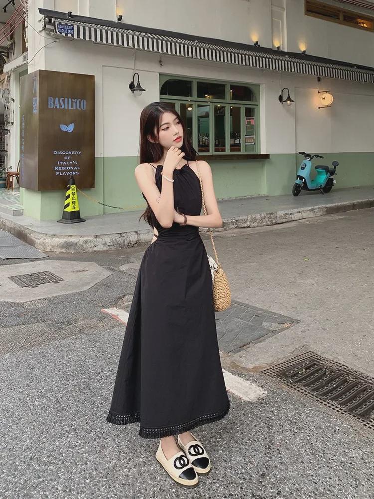 Женское платье с халтер-воротом и кисточками: Заниженная талия, завязывающийся пояс, длинная облегающая юбка, праздничный стиль.