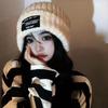 Корейская версия алфавита тканевая этикетка утолщенная вязаная шерстяная шапка женская зимняя большая окружность головы пуловер шапка показывает маленькое лицо