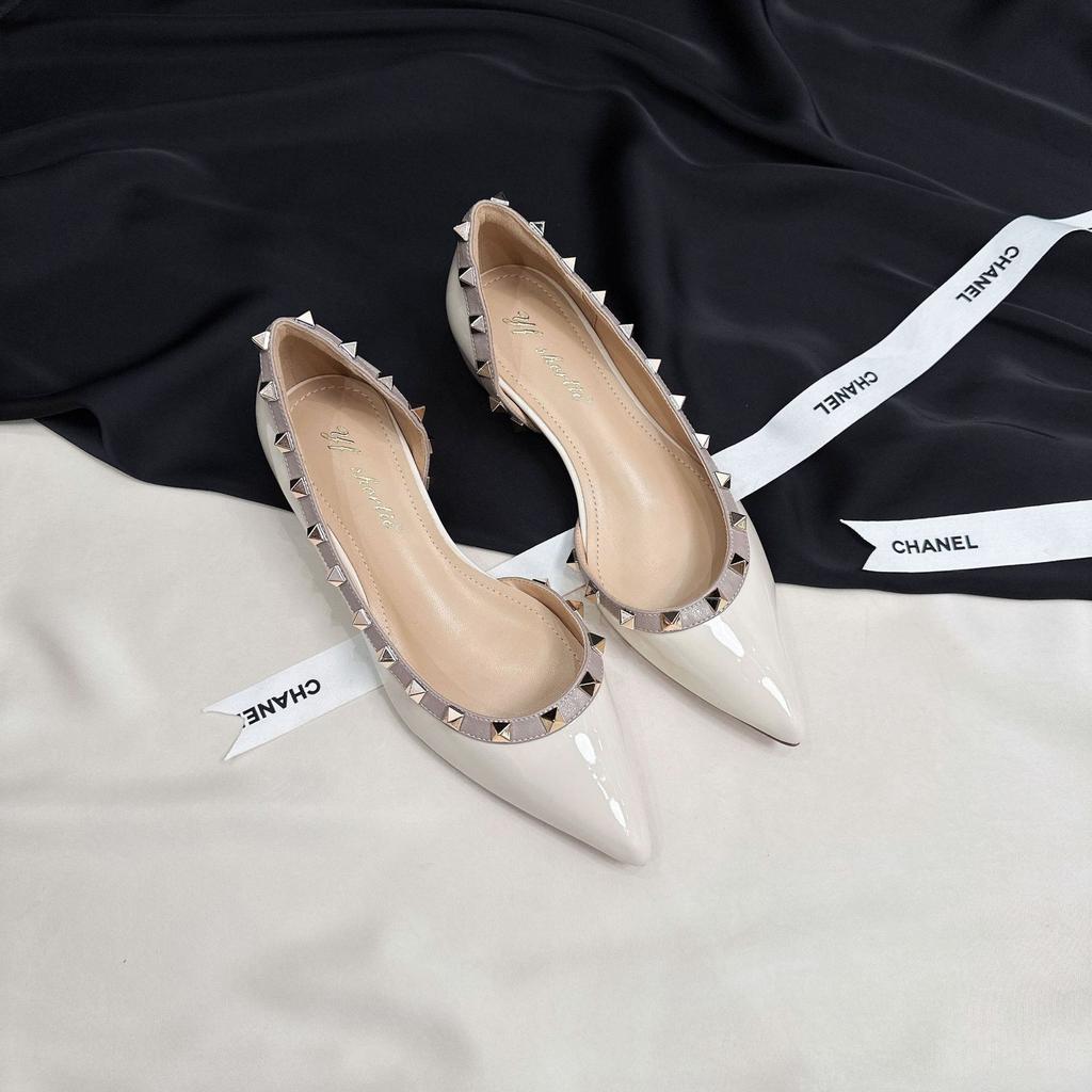 Увеличение высоты 4 см заклепки V дом острый бок пустые сандалии женская летняя одежда 2025 новая красивая лакированная кожа плоская обувь