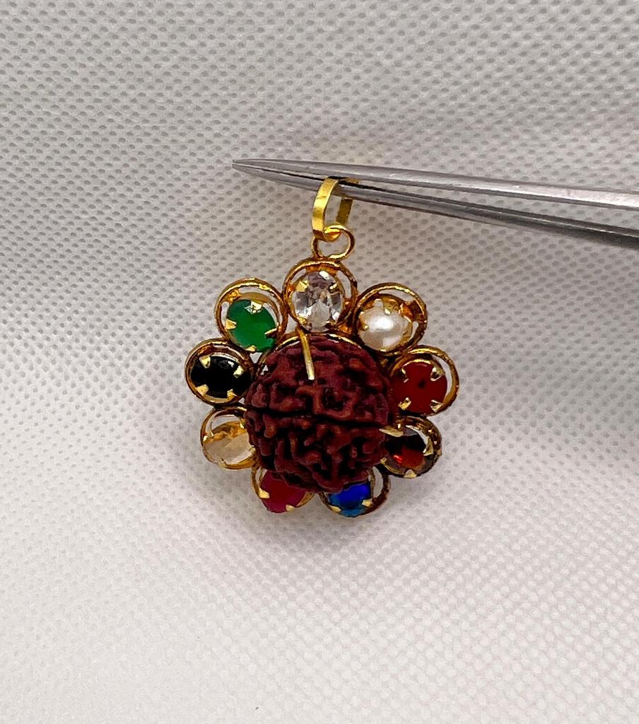 Рудракша Навратна Кулон с Девятью Драгоценными Камнями, Подвеска-Ожерелье Духовной Силы, Идеально подходит для Медитации и Исцеления, Идеально подходит для Повседневной Носки