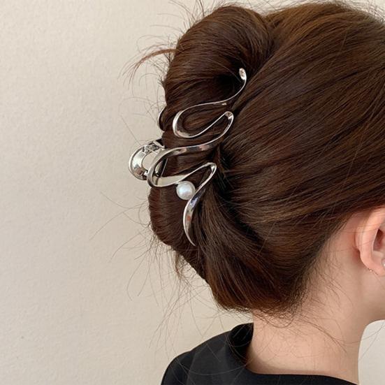 Faux Pearl Hair Claw Clip Elegant Metal Hairpin Unique Sturdy Minimalistic Hairpin for Thin Hair Half Up Hairstyles