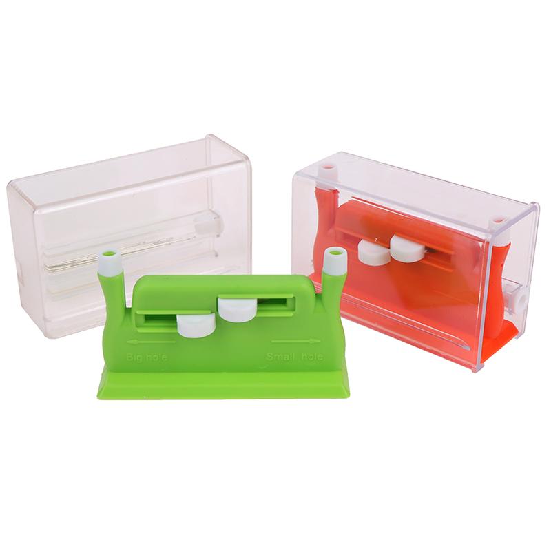 Многофункциональный нитевдеватель поставляется с оранжевой и зеленой двусторонней иглой для ручного шитья, двухцветным нитевдевателем.