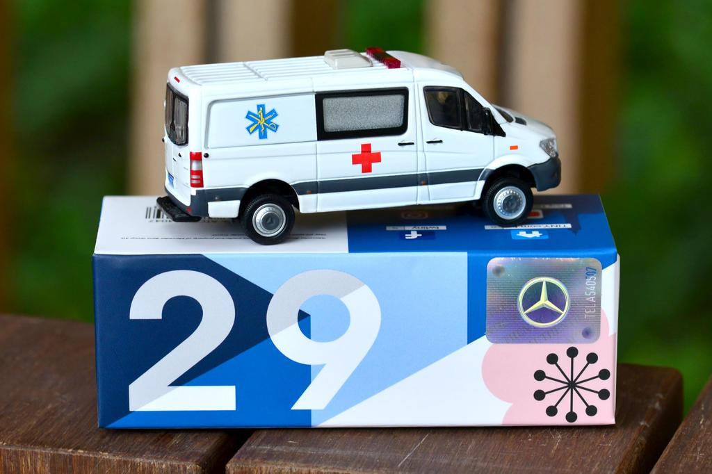 Tiny City 1/64 Scale Diecast Model Car: TW29 Mercedes-Benz Sprinter FL Taiwan Army Ambulance