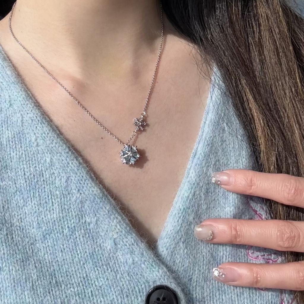 Winter Dreamy Snowflake Pendant Necklace, Niche and High-end, Exquisite, Gentle and Sweet Collarbone Chain