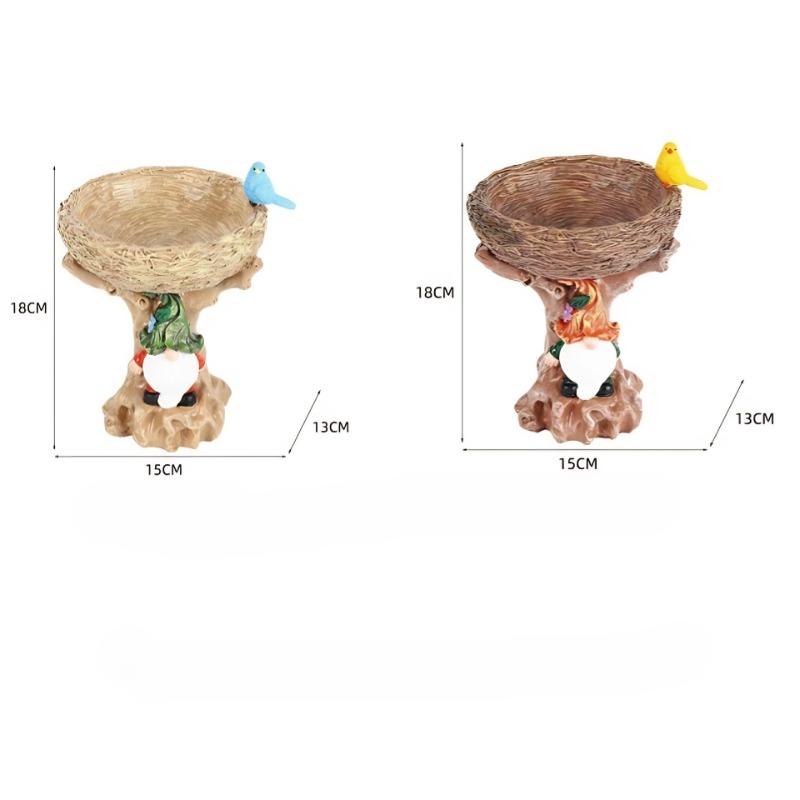 Кормушка для птиц «Маленький эльф» — это высококлассное, нишевое декоративное изделие из смолы в стиле кантри, предмет домашнего искусства и милый дисплей ручной работы.
