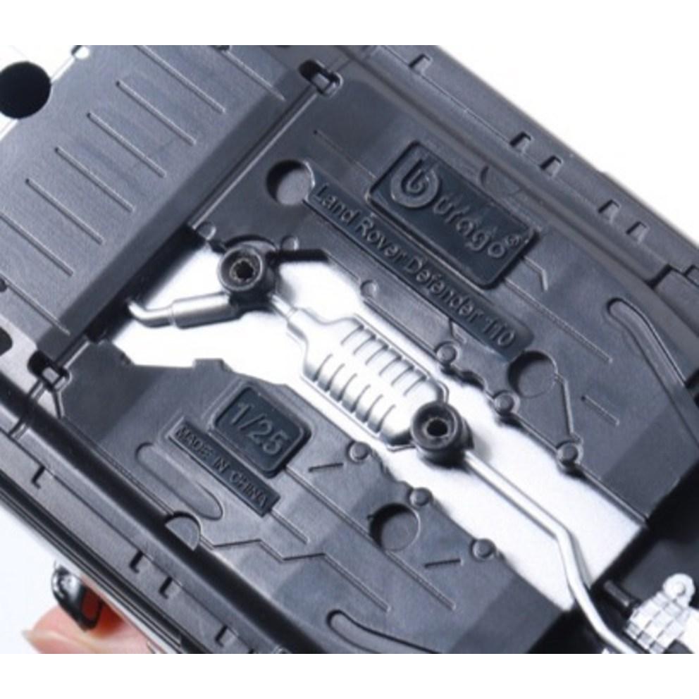 Brago 1:24 Land Rover Defender 2022 SUV Diecast Model Car - Silver