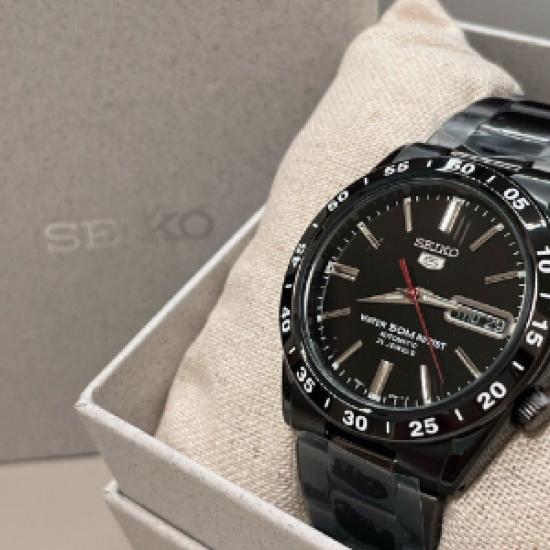 Мужские часы SEIKO SNKE03K1 — классический дизайн с надежным кварцевым механизмом