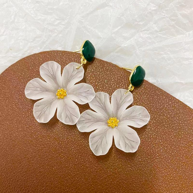 Серьги с белыми цветами для женщин, Нишевый дизайн, Высококлассные серьги, Серьги с освежающим темпераментом, Универсальные