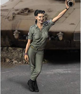 Royal Model Набор смолы в масштабе 1/35 RM848: Женщина-солдат позирует на фоне современного израильского танка ЦАХАЛ