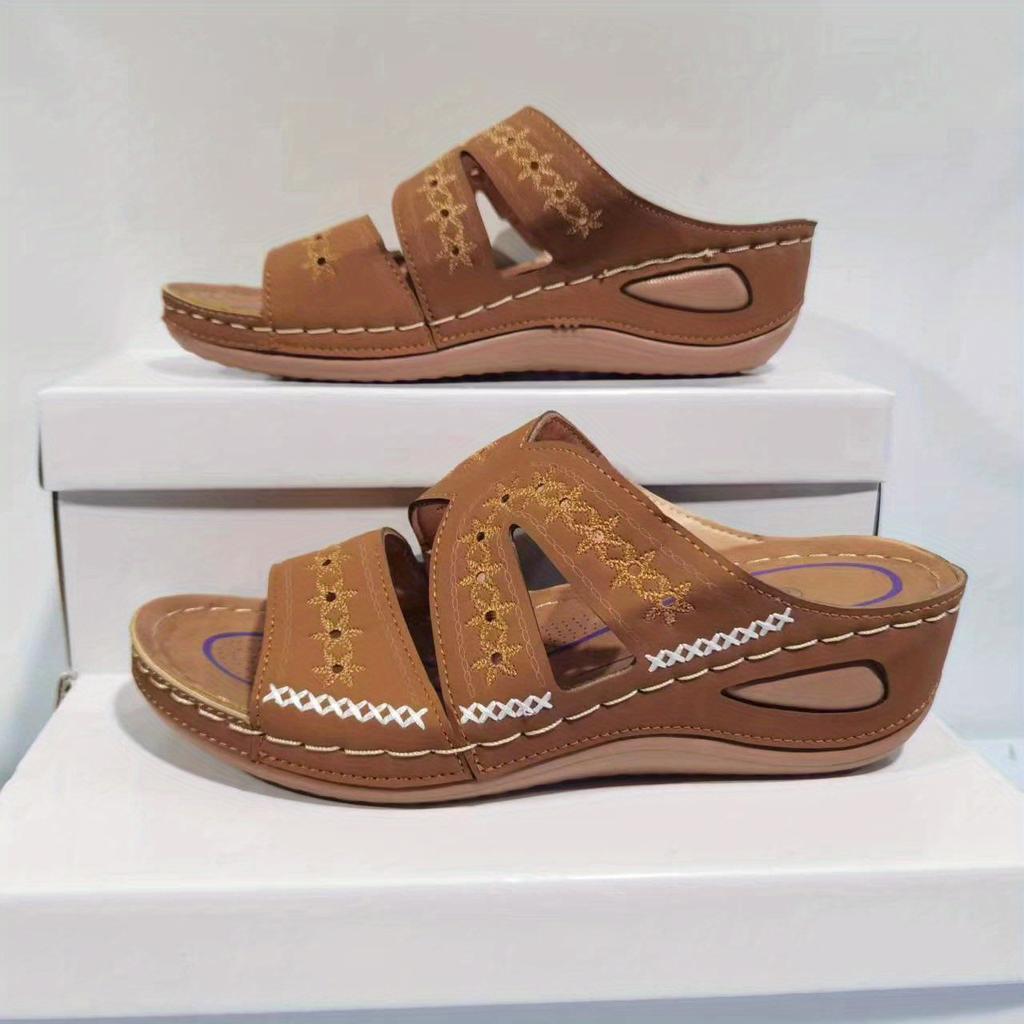 Удобные женские босоножки на танкетке с супинатором и цветочной вышивкой