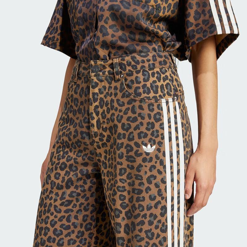 adidas Джинсы Originals в полоску с леопардовым принтом KA2680