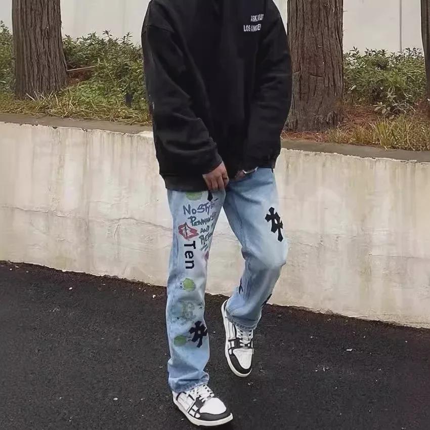 Унисекс-джинсы из стираного денима с вышитым граффити в виде красных губ на начало осени 2022 г.