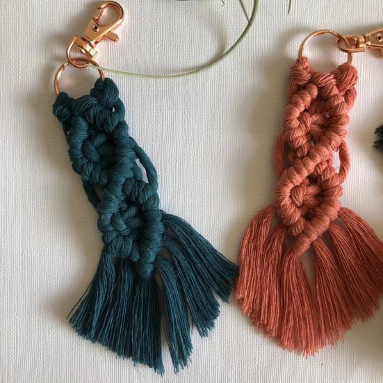 Брелок для ключей в богемном стиле ручной работы с кисточкой и пряжкой в ​​этническом стиле декоративный винтажный ручной работы макраме