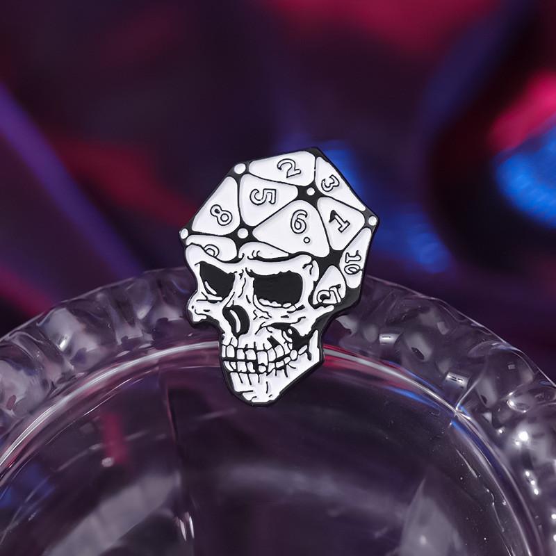 Привлекательная мультяшная булавка в виде головы черепа на модную тему игральных костей из сплава
