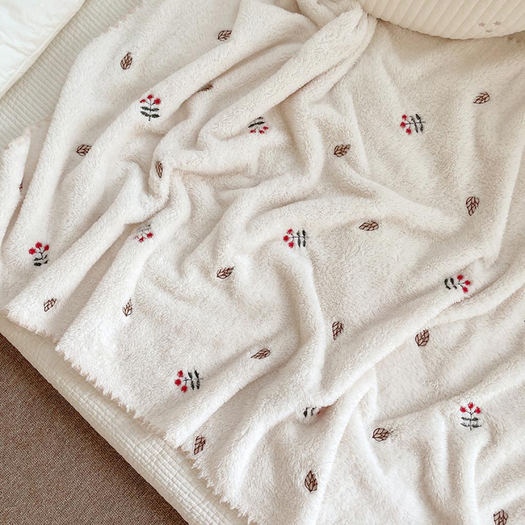 Фланелевое детское одеяло, мягкое, теплое, с вышивкой, для новорожденного, одеяло для кроватки, с рисунком медведя, кролика, осенне-зимнее детское одеяло 90*130 см