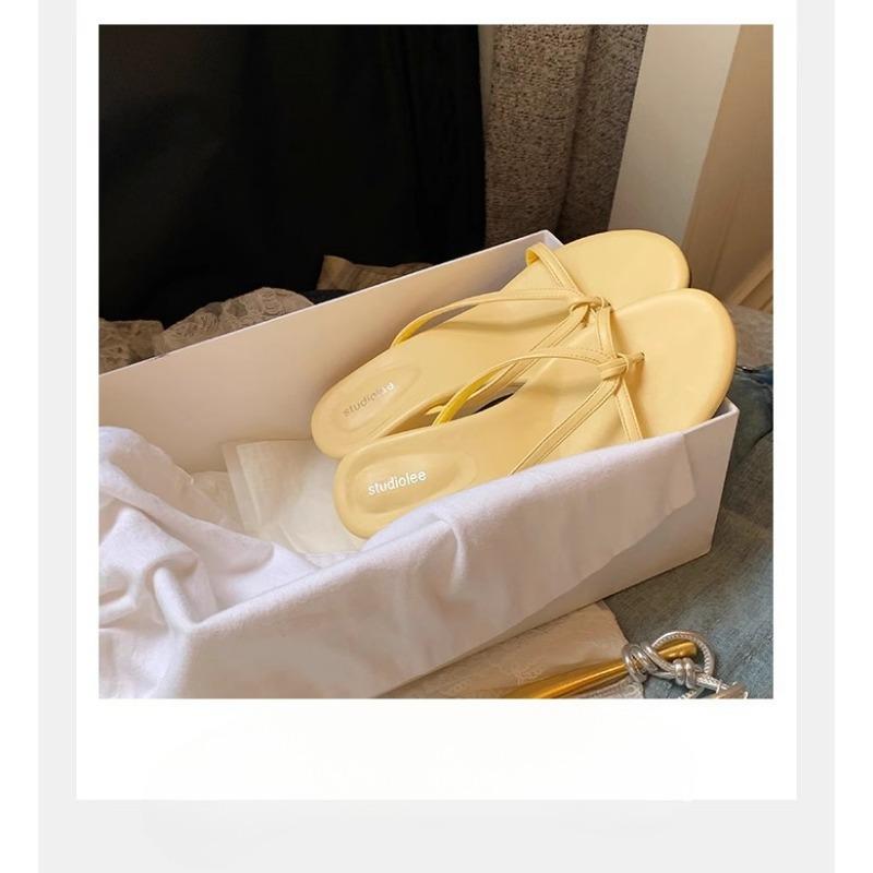 Туфли на высоком каблуке с тонкими ремешками и шлепанцы для женщин