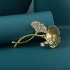 High -Grade Alloy Rhinestone Metal Brooch Gold Color Ginkgo Leaf Brooch Simple Fashion Crystal Brooch Clothing Accessories