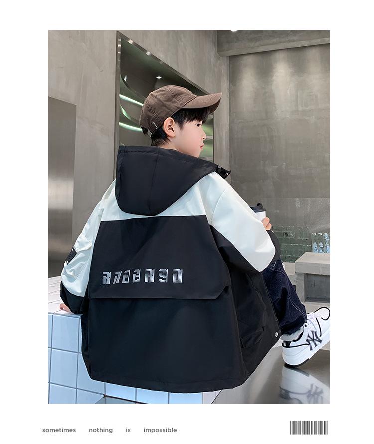 Мужская куртка-бомбер в стиле колор-блок 2025: Модная ветровка с капюшоном на осень.