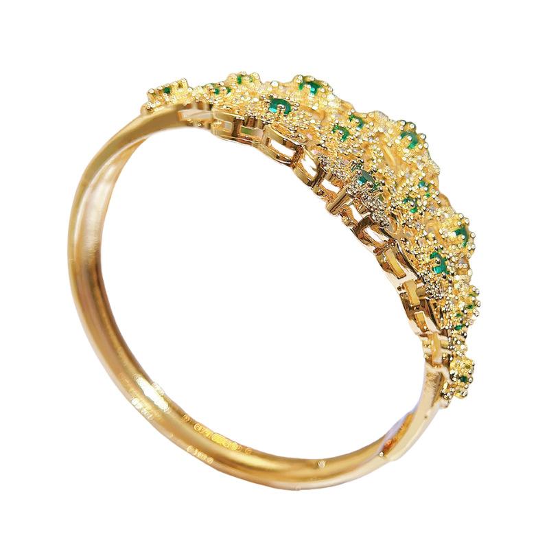 European and American Retro Engraved Lace Emerald Design Bracelet Light Luxury High-end Wedding Bracelet Stacked