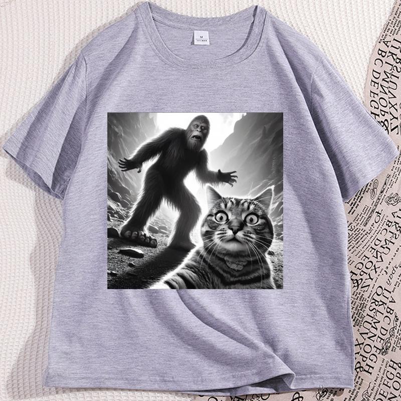 Scared Cat Selfie with Bigfoot Retro 90s TShirt Casual Cotton Funny Cat T Shirt Cotton Short Sleeve Round Neck Male Clothes