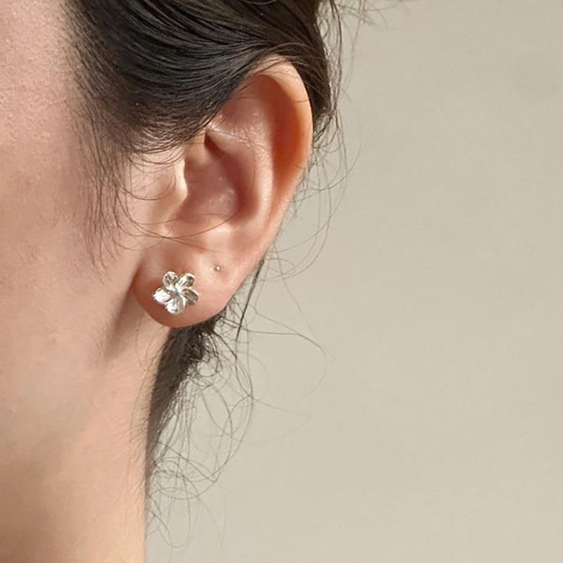 Серьги-гвоздики Mori Flower, женственные, простые, темпераментные, фея, порхающие, маленькие серьги-цветы с винтовой пряжкой