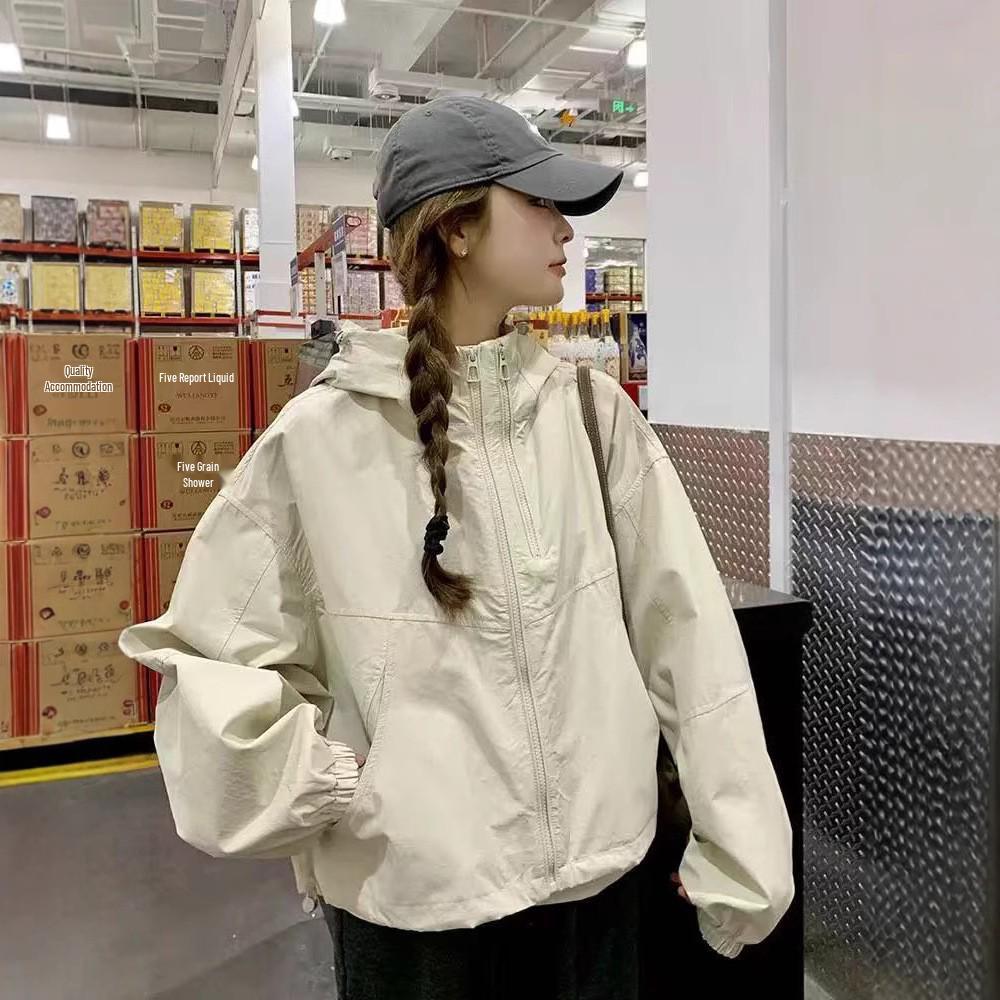 Женская уникальная куртка-ветровка с капюшоном - Стильный и свободный крой для весны и осени 2025.