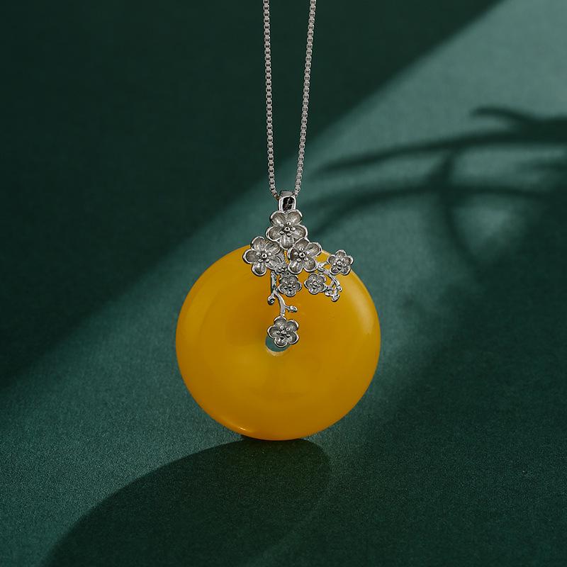 Женский ретро кулон из жадеита с цветком сливы и серебряным зажимом-бейлом