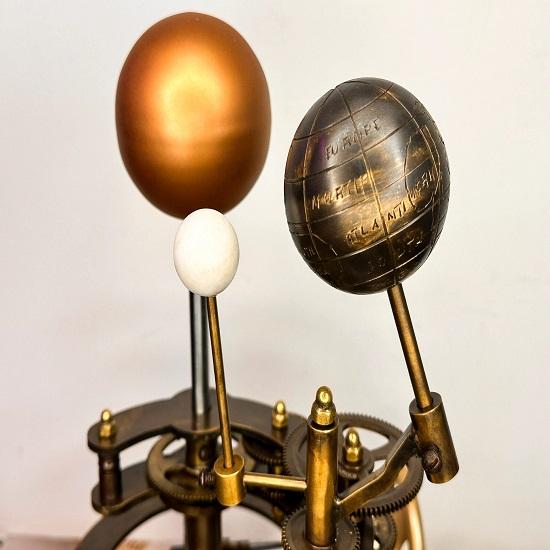 Механическая модель Солнечной системы из латуни Orrery в стиле ретро, ​​43,18 см, морское Солнце, Земля и Луна с деревянным основанием