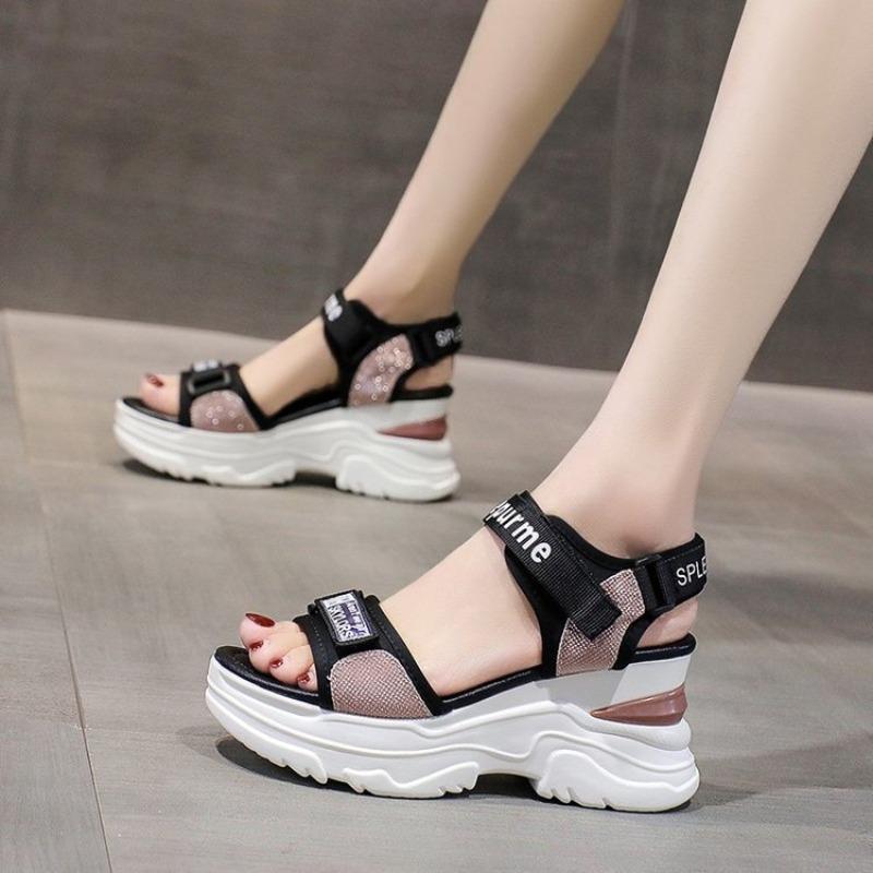 Новые летние женские босоножки на платформе с танкеткой, повседневные пляжные туфли с уклоном вверх, женские спортивные босоножки на высоком каблуке для девочек