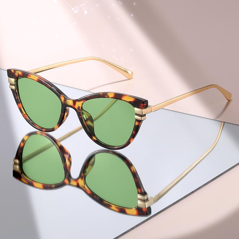 New Fashion Cat Eye Sunglasses with Black Top Frame, Red Patterned Lower Frame, Gold Metal Arms, and Gradient Brown Lenses for