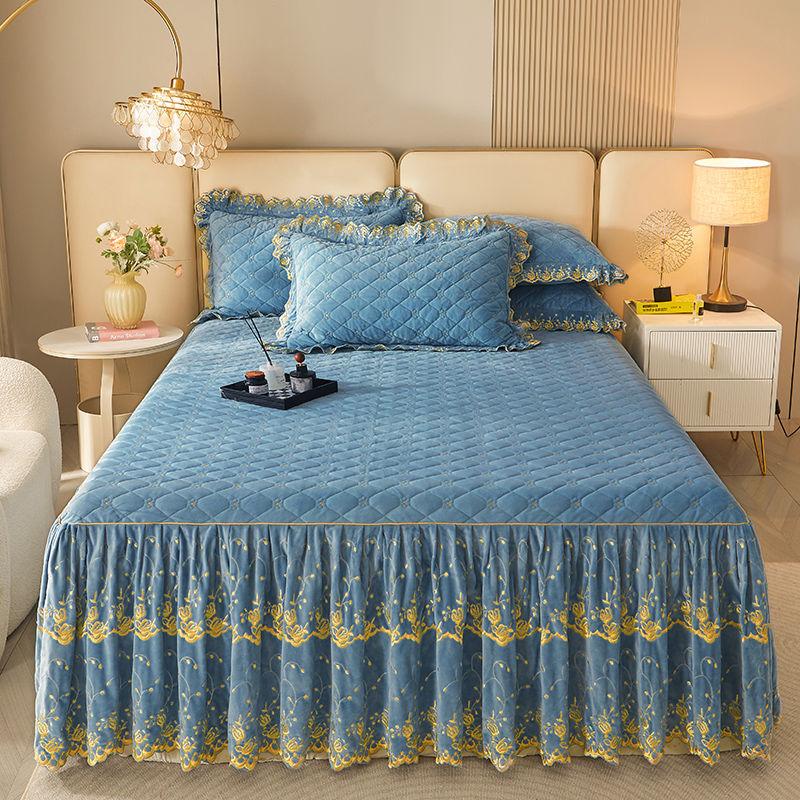 Современный стеганый комплект из кружевной клетчатой юбки с наволочками - 3 предмета, мягкий, удобный, дышащий, однотонный дизайн для спальни