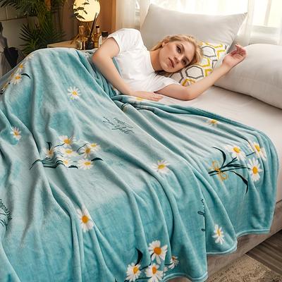 Мягкий плед из кораллового флиса с цветочным принтом - Светло-голубой с белыми ромашками и зелеными листьями, Уютный всесезонный плед для спальни, гостиной, офиса, дивана