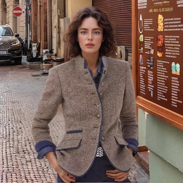 Короткий твидовый блейзер светло-коричневого цвета с темно-синей отделкой, асимметричная застежка на пуговицы спереди