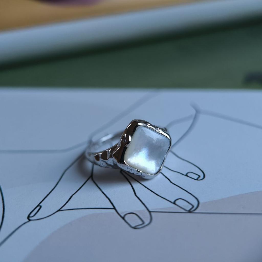 Серебряное кольцо с натуральным перламутром, вес изделия 3,2 гр (60002224)