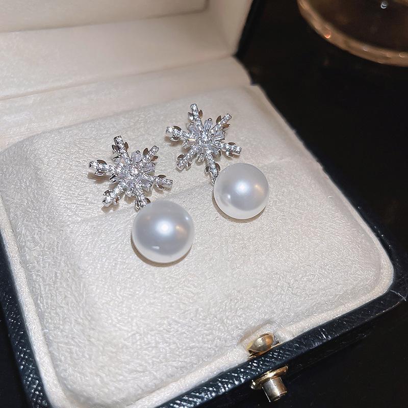 Autumn and winter Christmas zircon snowflake pearl necklace niche fashion temperament neck chain high-end versatile jewelry