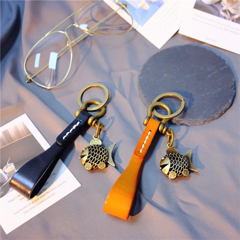 Брелок-подвеска в виде котенка в стиле ретро ручной работы из коровьей кожи высшего сорта и сплава с пряжкой-подковой