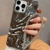 Посеребленный чехол для iPhone 17 Pro Max с узором в виде волны и цепочкой